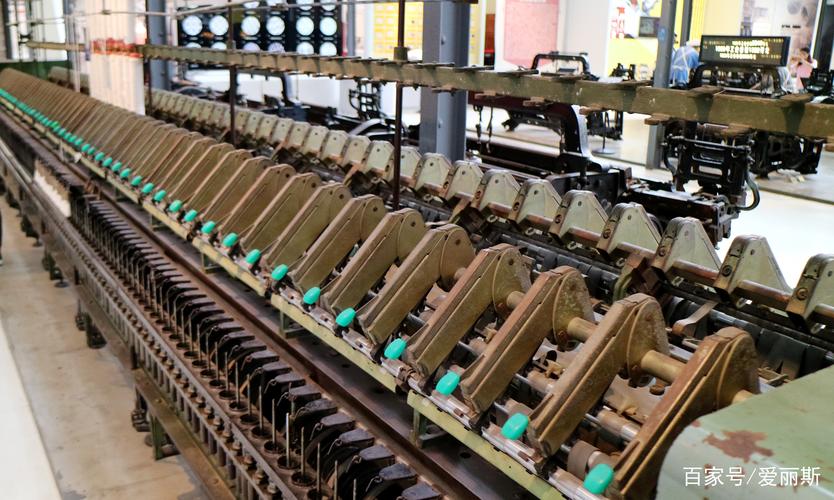 展出的纺织机械显示工厂先进技术,虽然现在早已经不再采用,但它曾经让